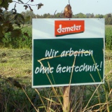 Schild auf Feld "Wir arbeiten ohne Gentechnik"