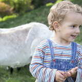 Kind mit Ziege